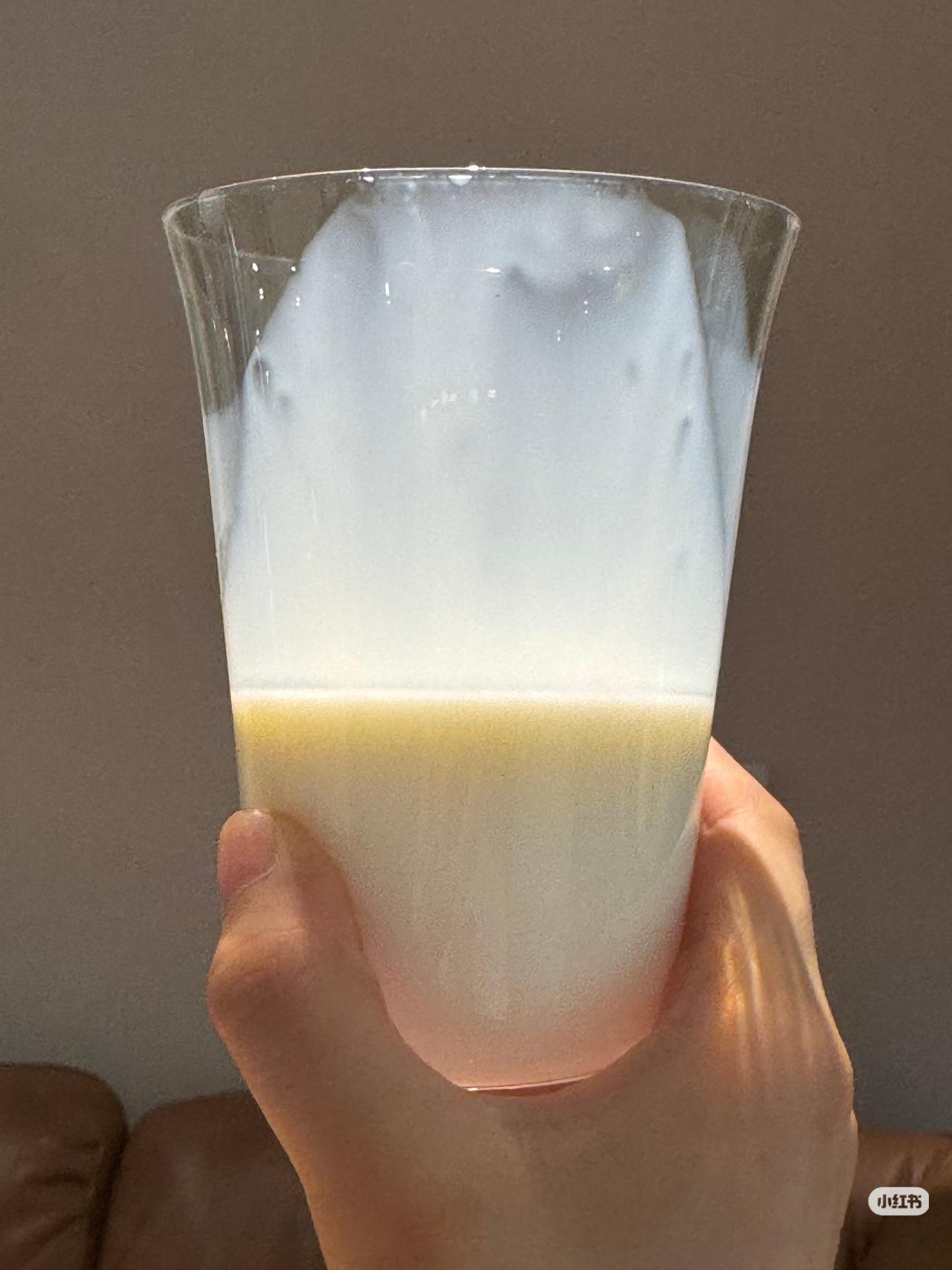 小时候感觉用杯子喝牛奶的都是主角童年自带滤镜，看别人用杯子喝牛奶就像剧中主角，仪