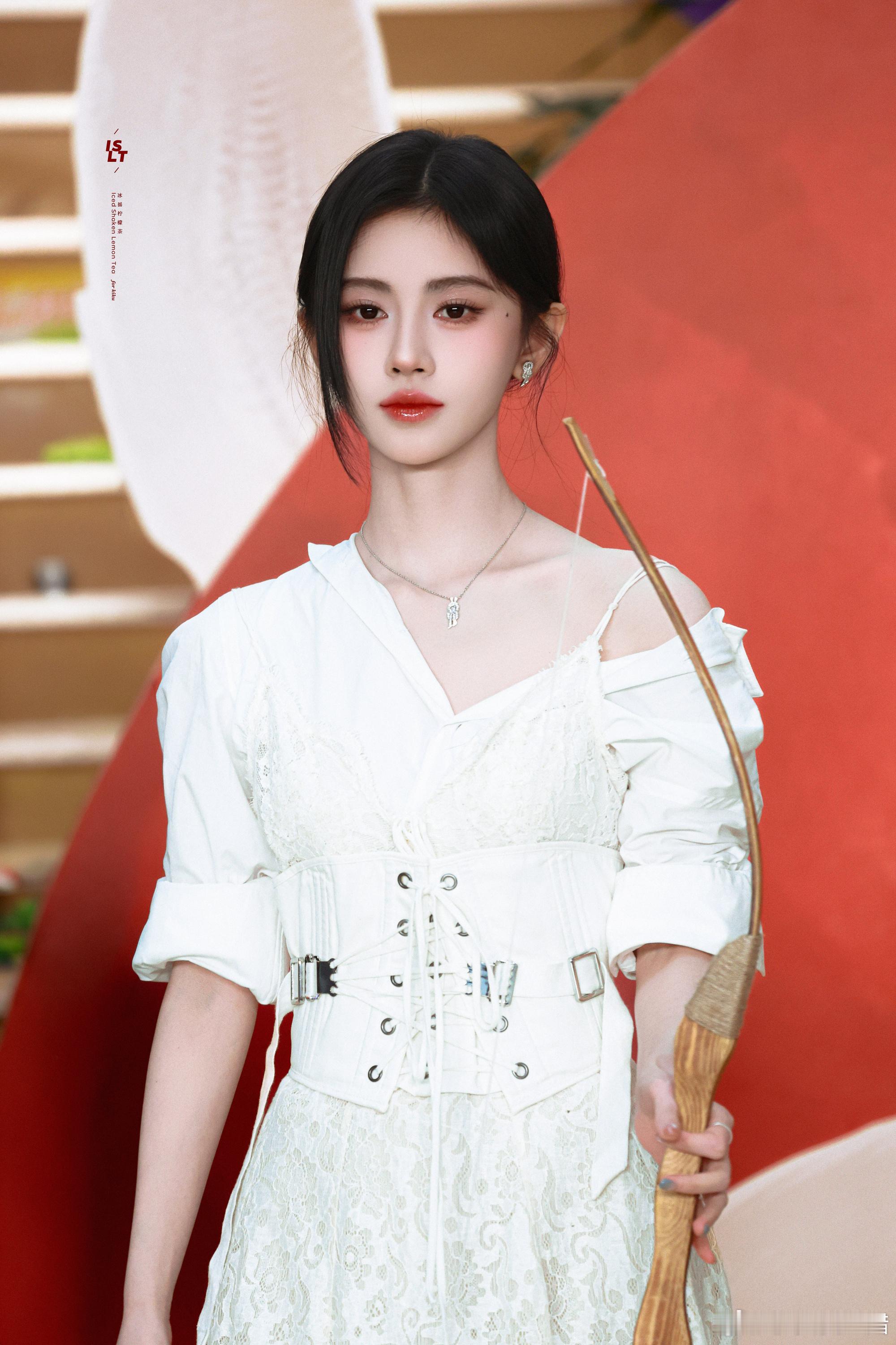 鞠婧祎  jjy 鞠婧祎露芜衣 jjy鞠婧祎月鳞绮纪 "月色朦胧如皎珠 春风烟雨