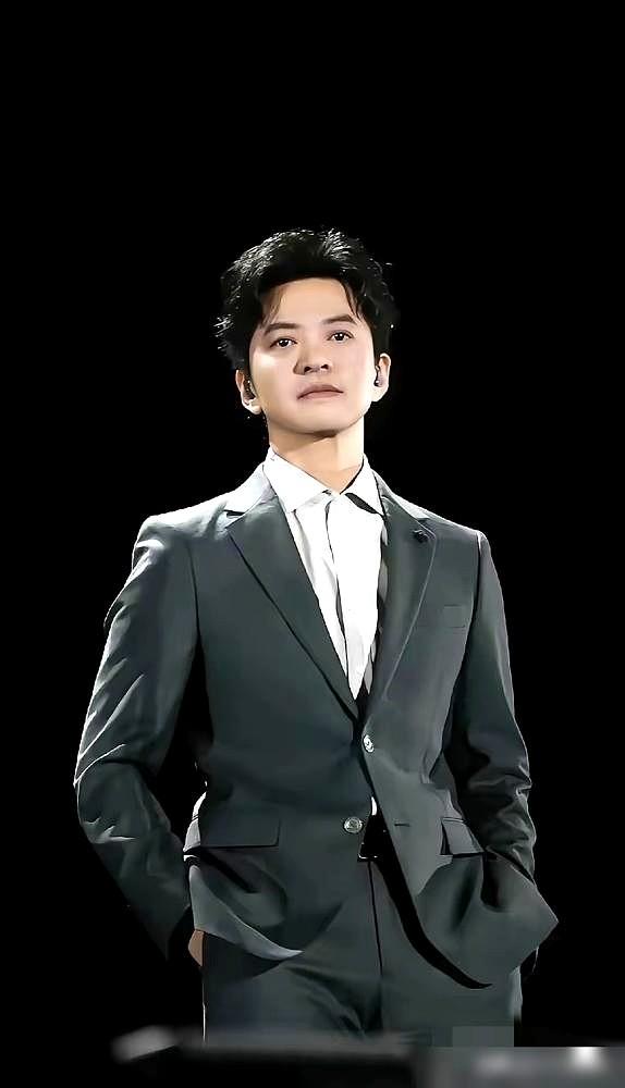 每次看到李健，都觉得他身上有种淡淡的书卷气，跟这个圈子格格不入。
他云淡风轻一句