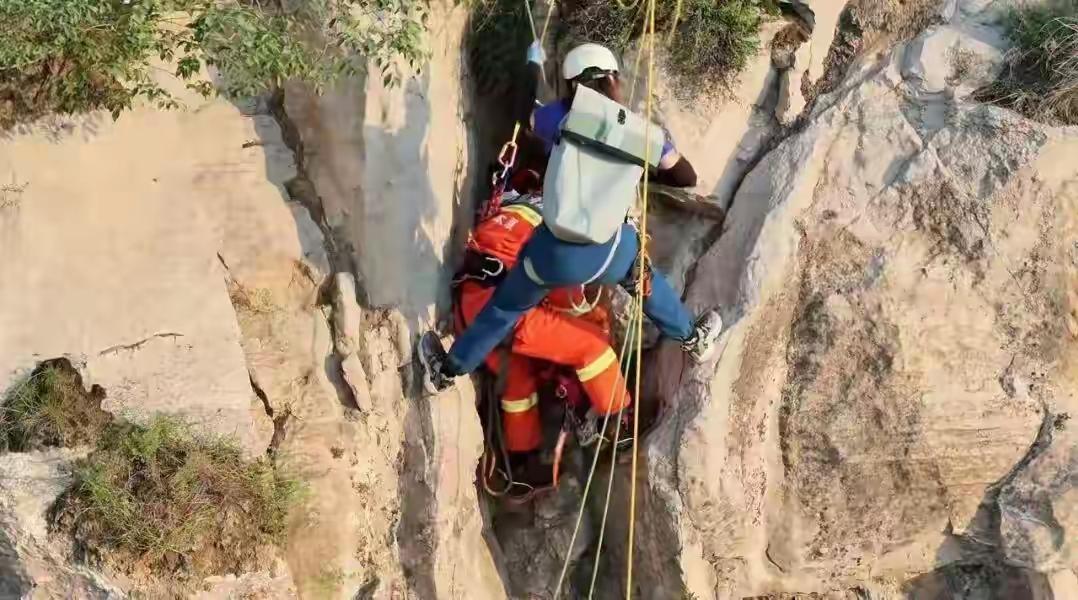凌晨2点，百米高空，垂直坠落。
如果你以为这是一起惨烈的悲剧，那你就错了。从近1