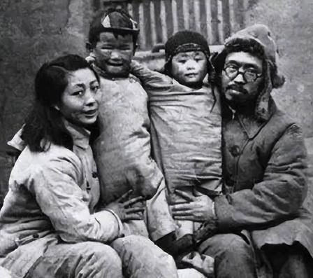 1950年，一个从湖南农村赶到北京的姑娘，站在警卫面前报出父亲的名字。警卫员愣了