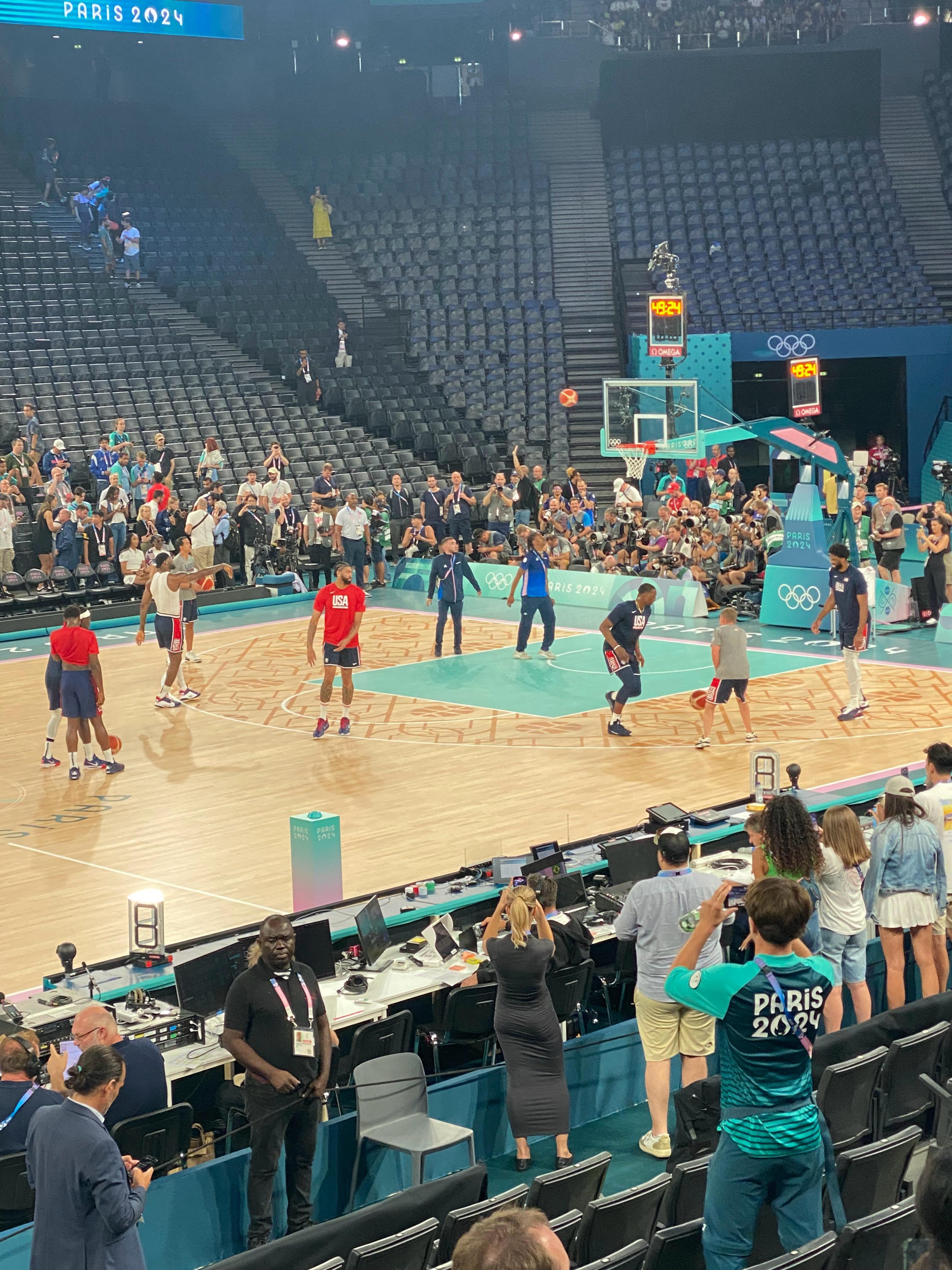 巴黎西南的贝尔西体育馆，老杨来了！一直到结束，我就泡在这里了！就是你请我吃饭，我