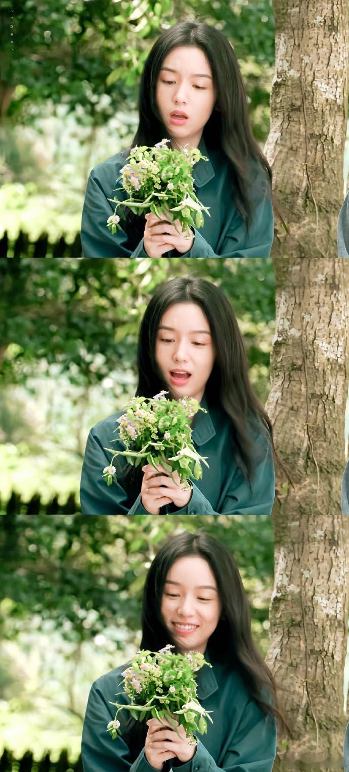 #周也的治愈感要溢出来了# 她的存在就像是一个小太阳，散发着无尽的光芒和热量。每