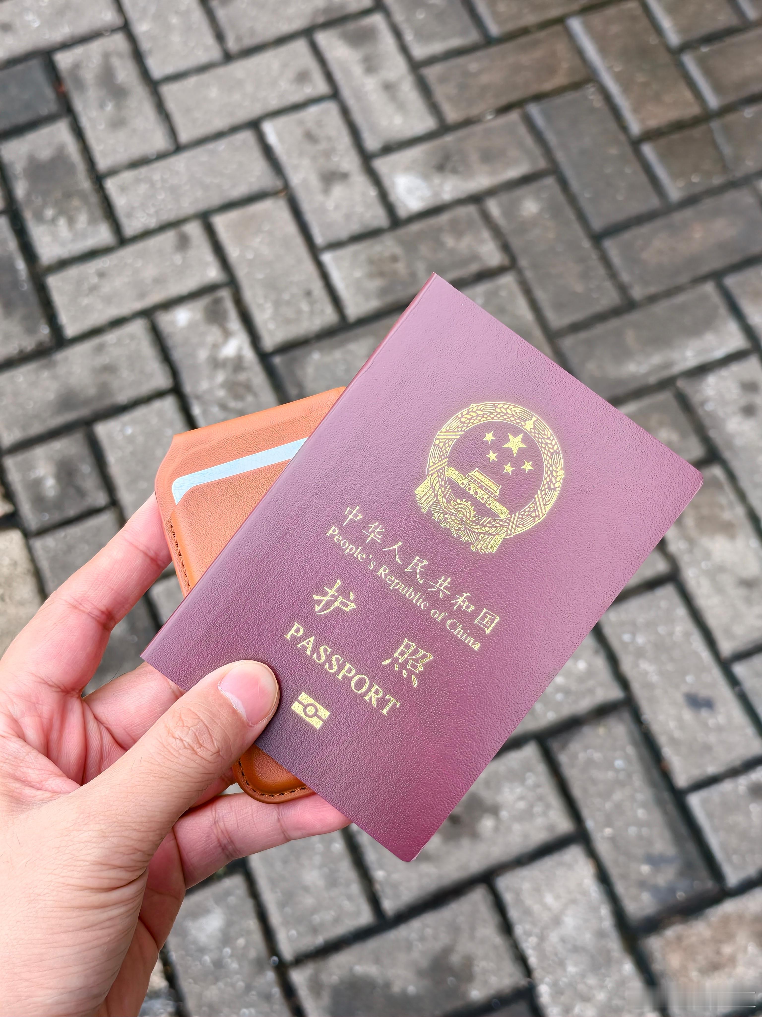 护照过期了，上周五在深圳补办了一个新护照，加急只需要3天就出证了，必须夸一波深圳