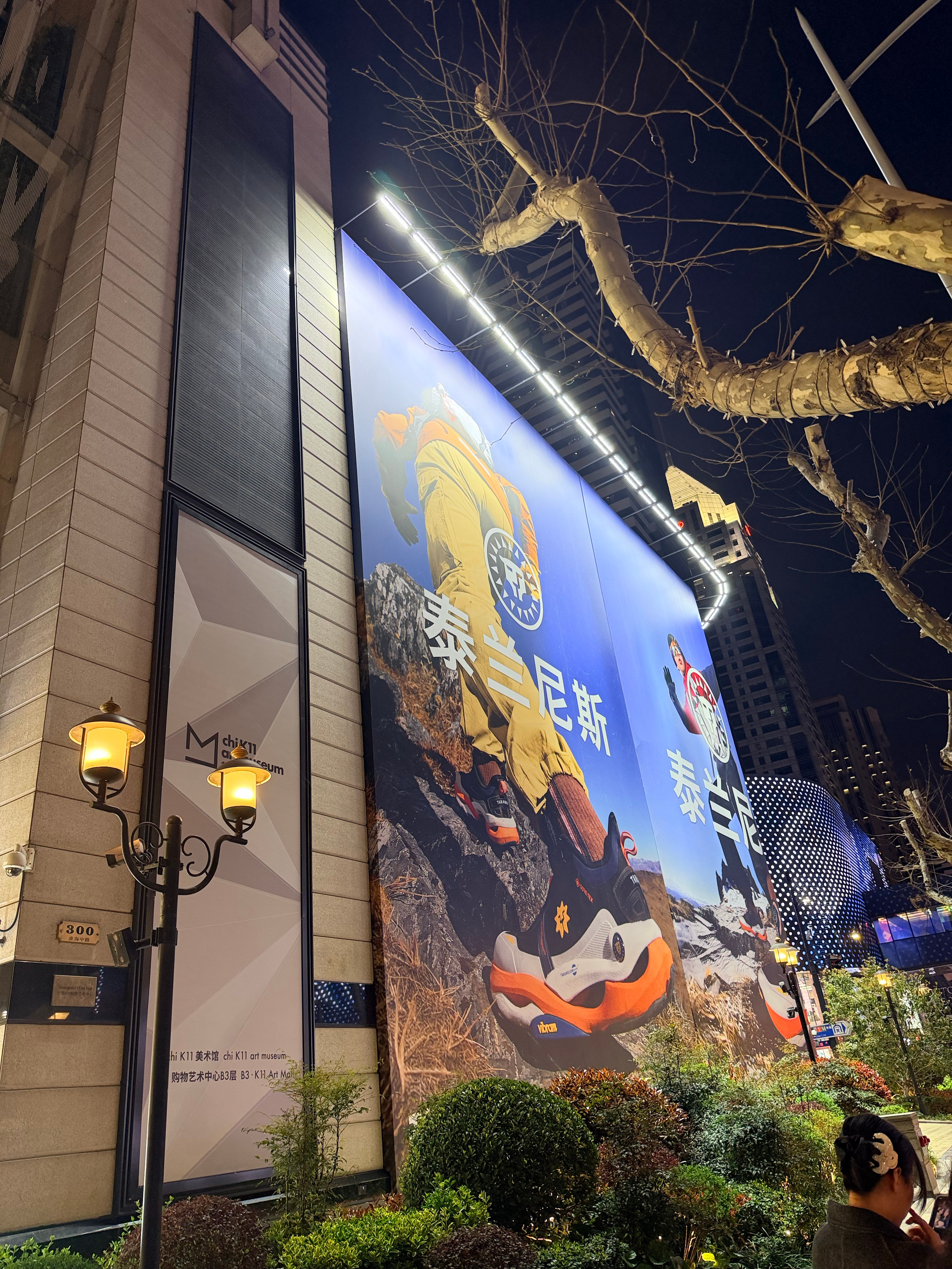 上海k11的卡地亚巨幅广告，变成泰兰尼斯稳稳鞋了。 