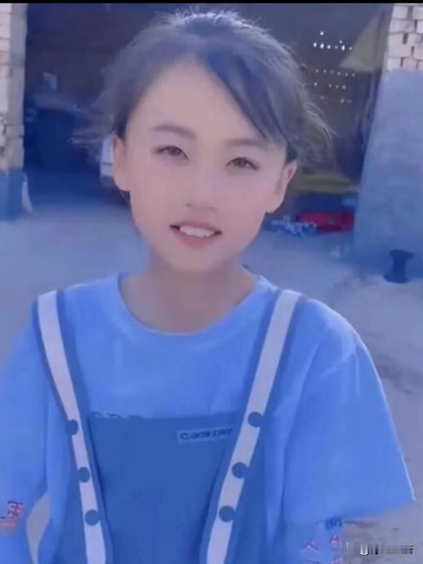 还记得当年治愈全网的微笑女孩铁嘉欣吗？
2021年，短短6秒的视频，
这个宁夏乡