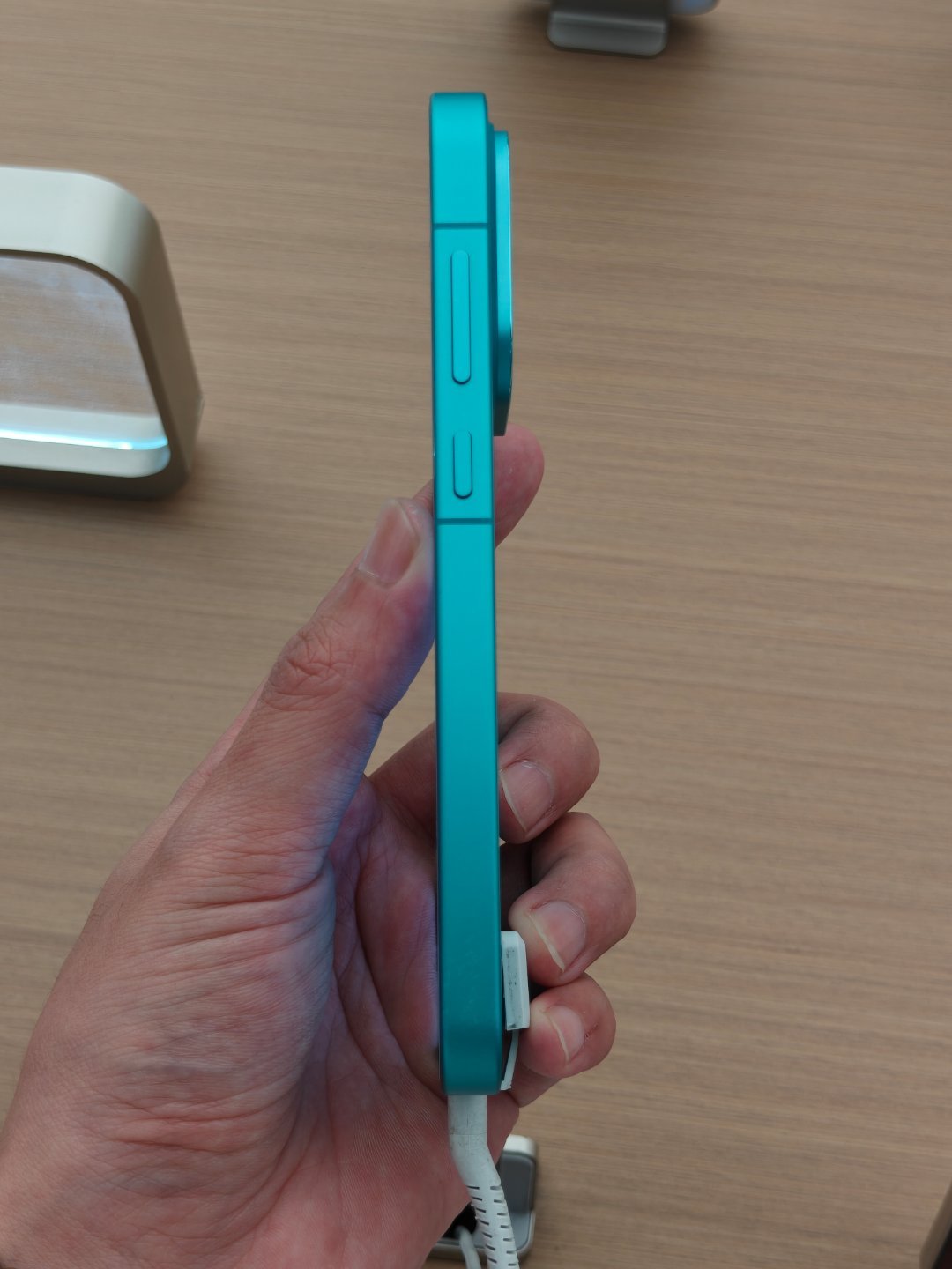 门店摸了摸X9s Pro，不过也是只能看外观。这个属于是15T的影像加上版，影像