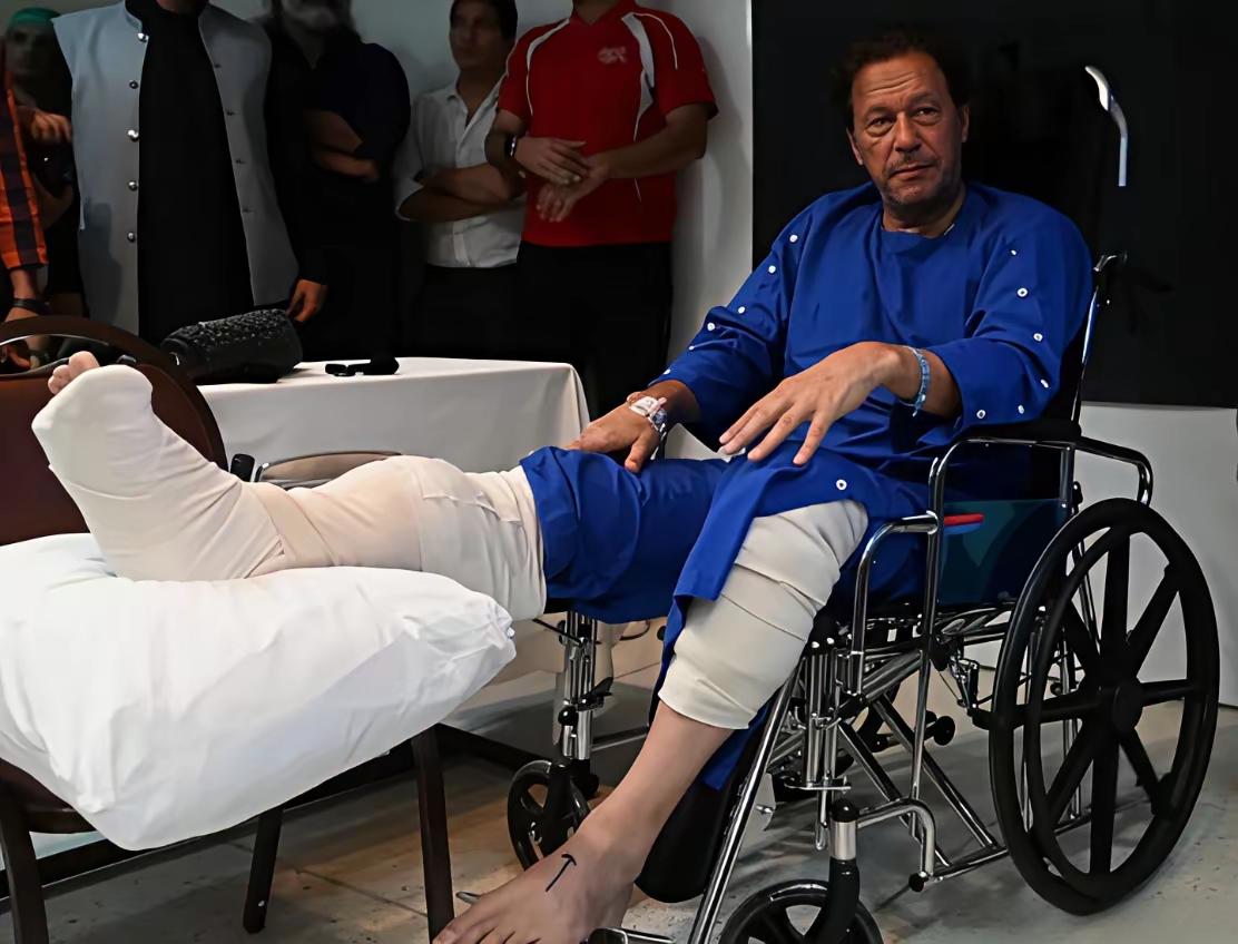 巴基斯坦前总理伊姆兰汗坐牢了，最少判了十几年，听说在监狱里很苦，备受精神折磨。