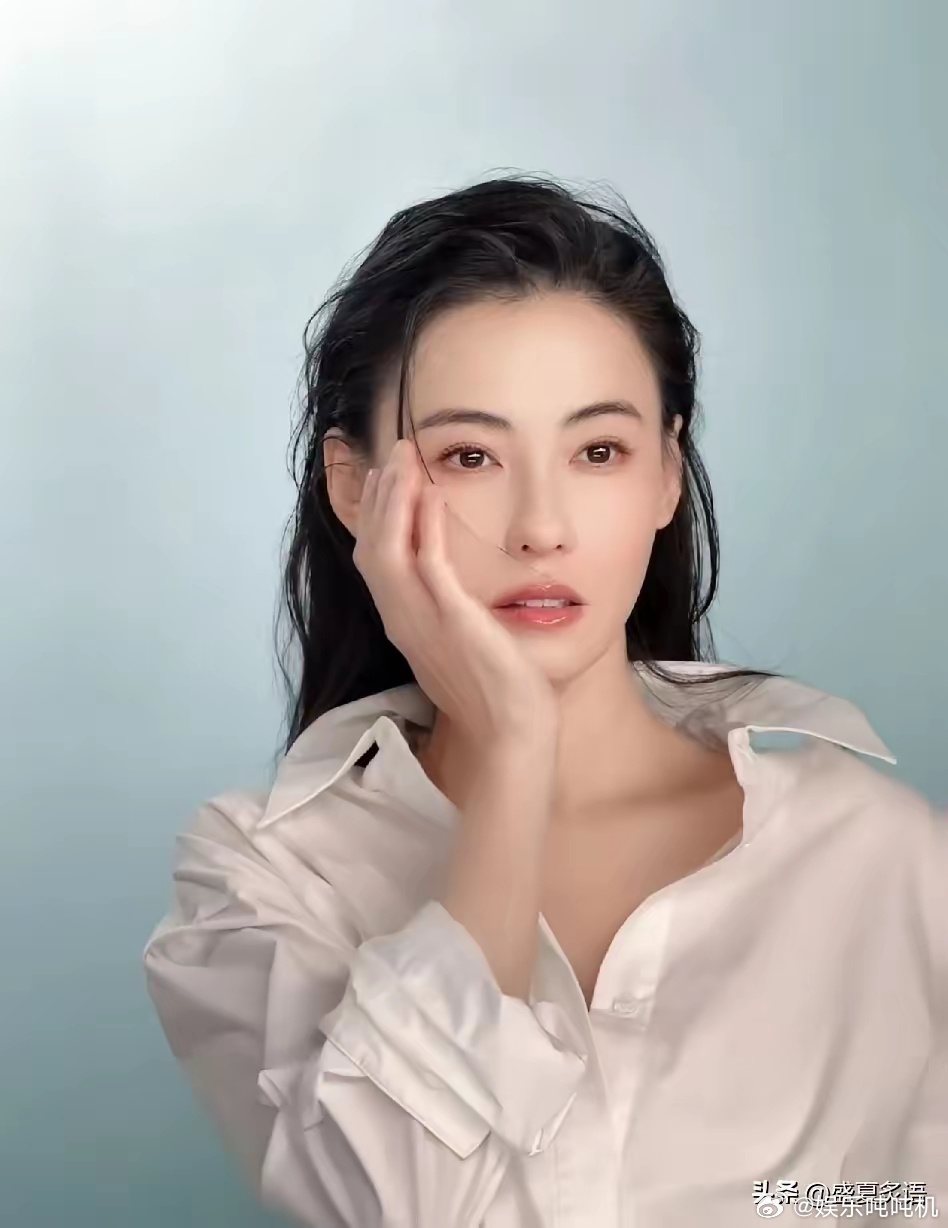 张柏芝，高调发文！2月28日，46岁的张柏芝突然高调发文，字里行间都是兴奋之情，