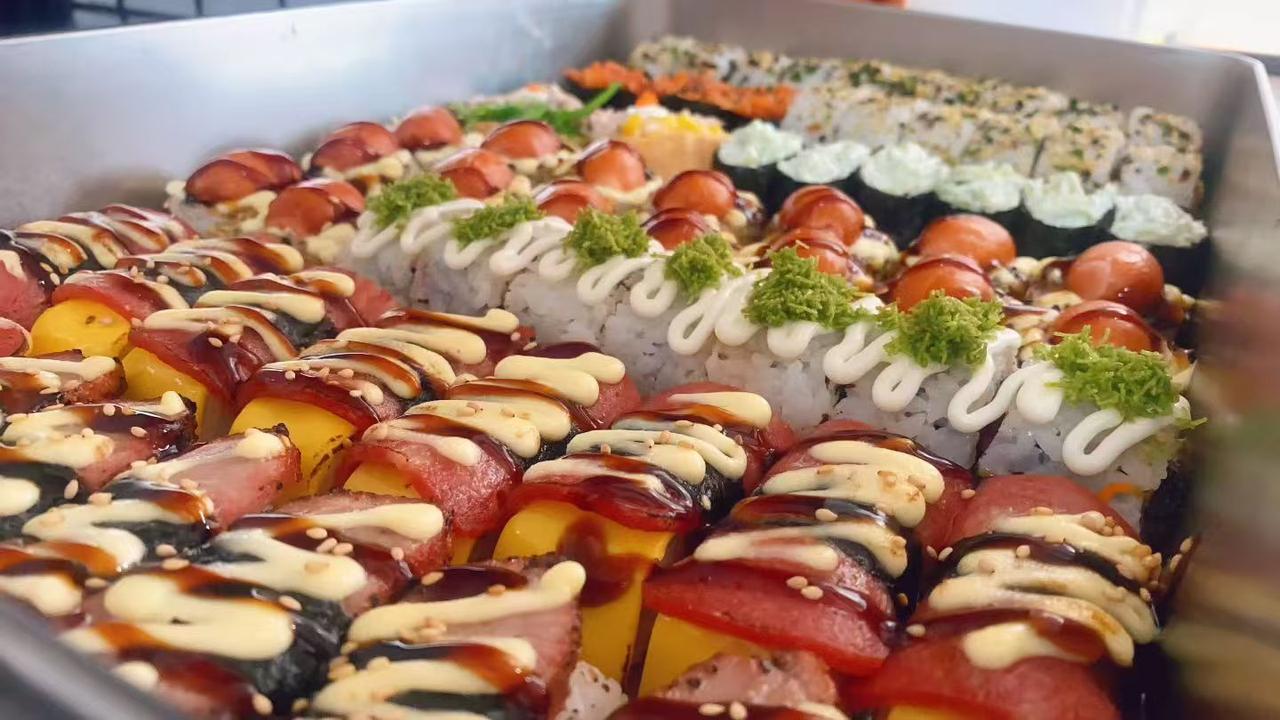 同学手艺真巧，色彩缤纷的寿司盛宴，满足你的味蕾。