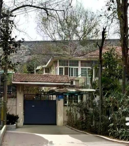 南博馆长徐湖平被带走后，他的家（如图）这几日成了好事者竞相打卡的网红地！听闻有几