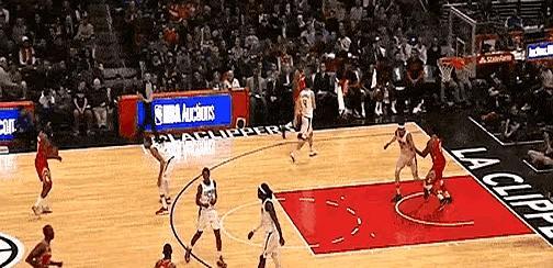 球迷还在怀念那个晃倒对手后的狂傲抖肩，休斯顿的制服组却早已冷酷地反锁了大门。
 