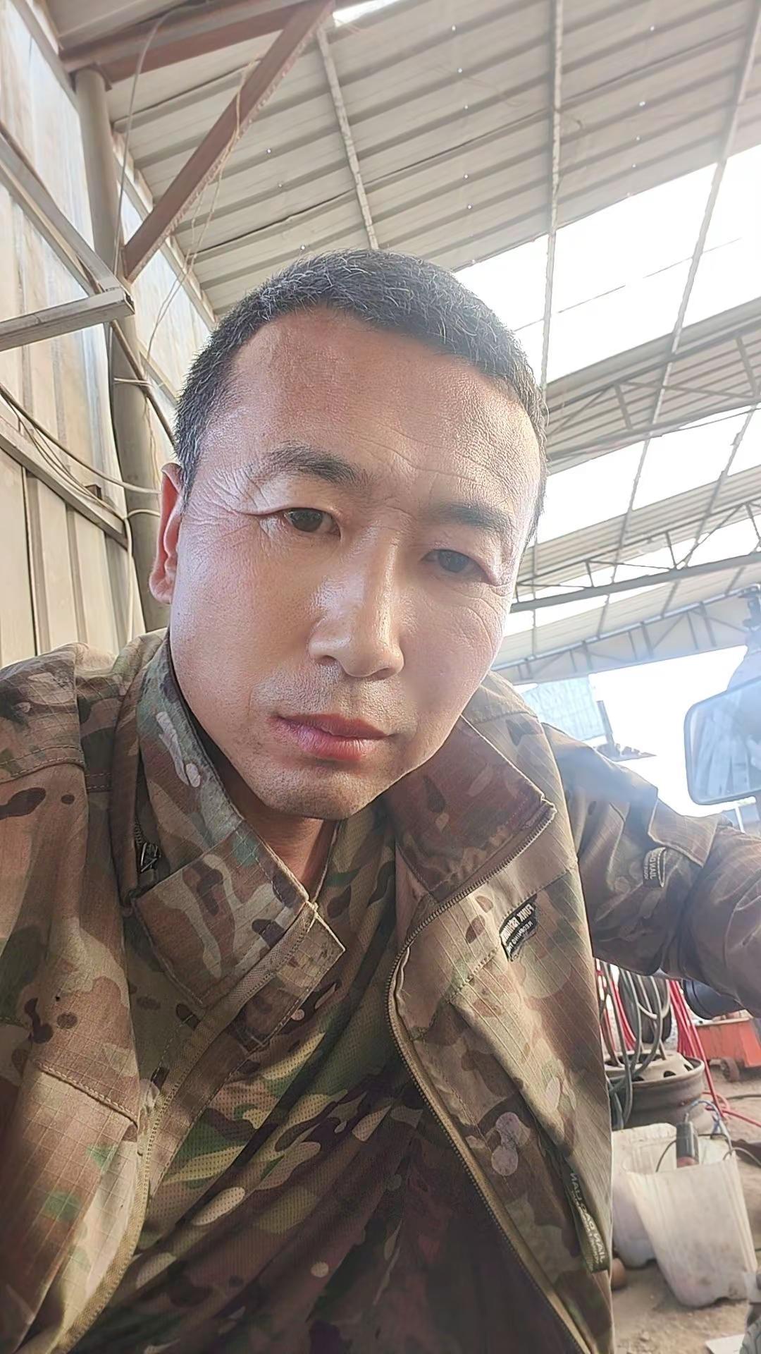 底层工人 工种不分高低贵贱 没有节假日的劳动者 中年打工者的责任与坚守