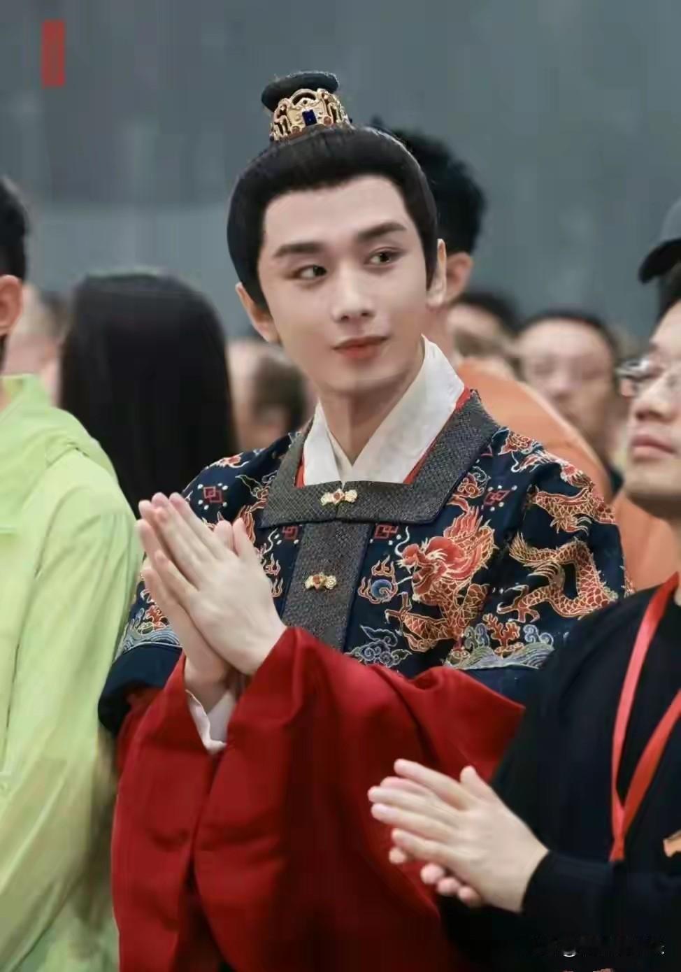 成毅拍戏意外受伤引担忧 剧方与本人及时报平安。近日，“成毅拍摄吊威亚戏份时意外撞