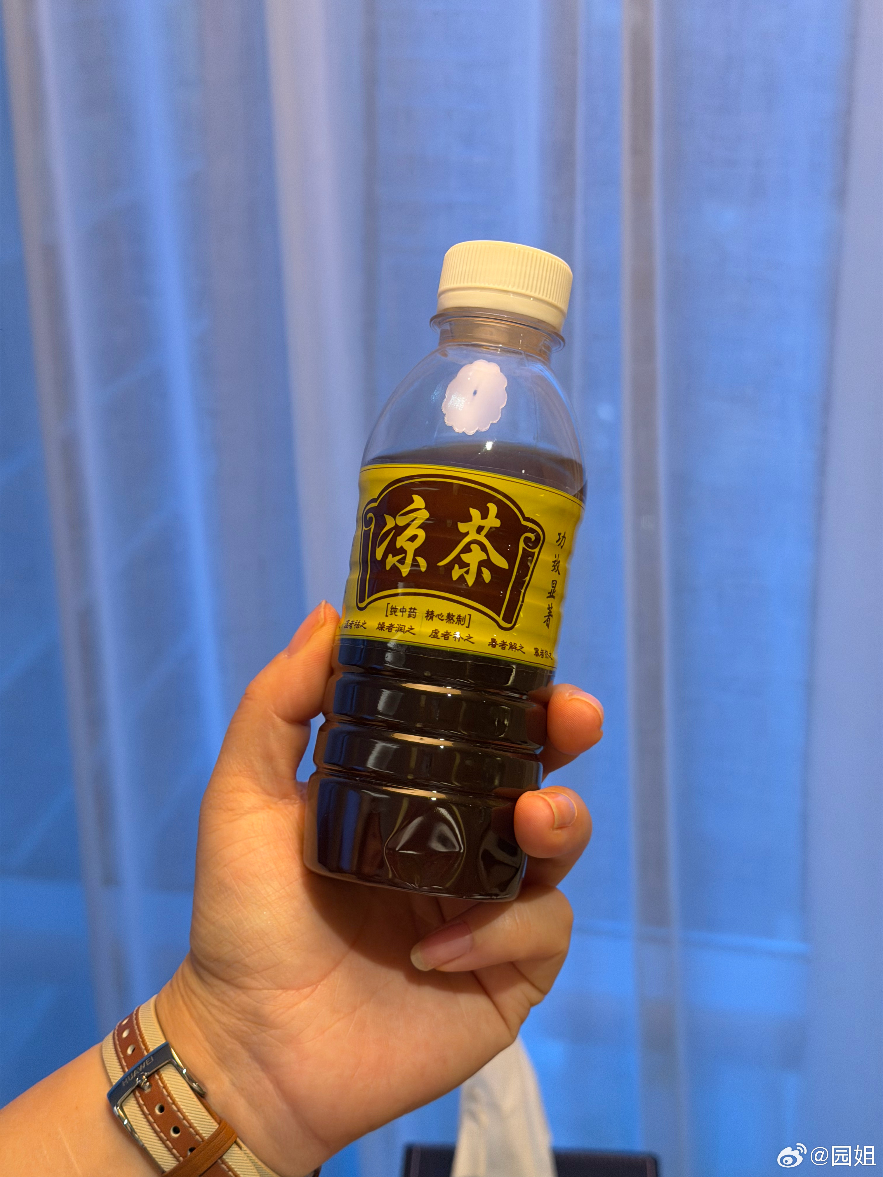 如果你觉得生活不如意，很辛苦的时候，记得买一瓶广东凉茶喝，你会觉得之前受过的苦都