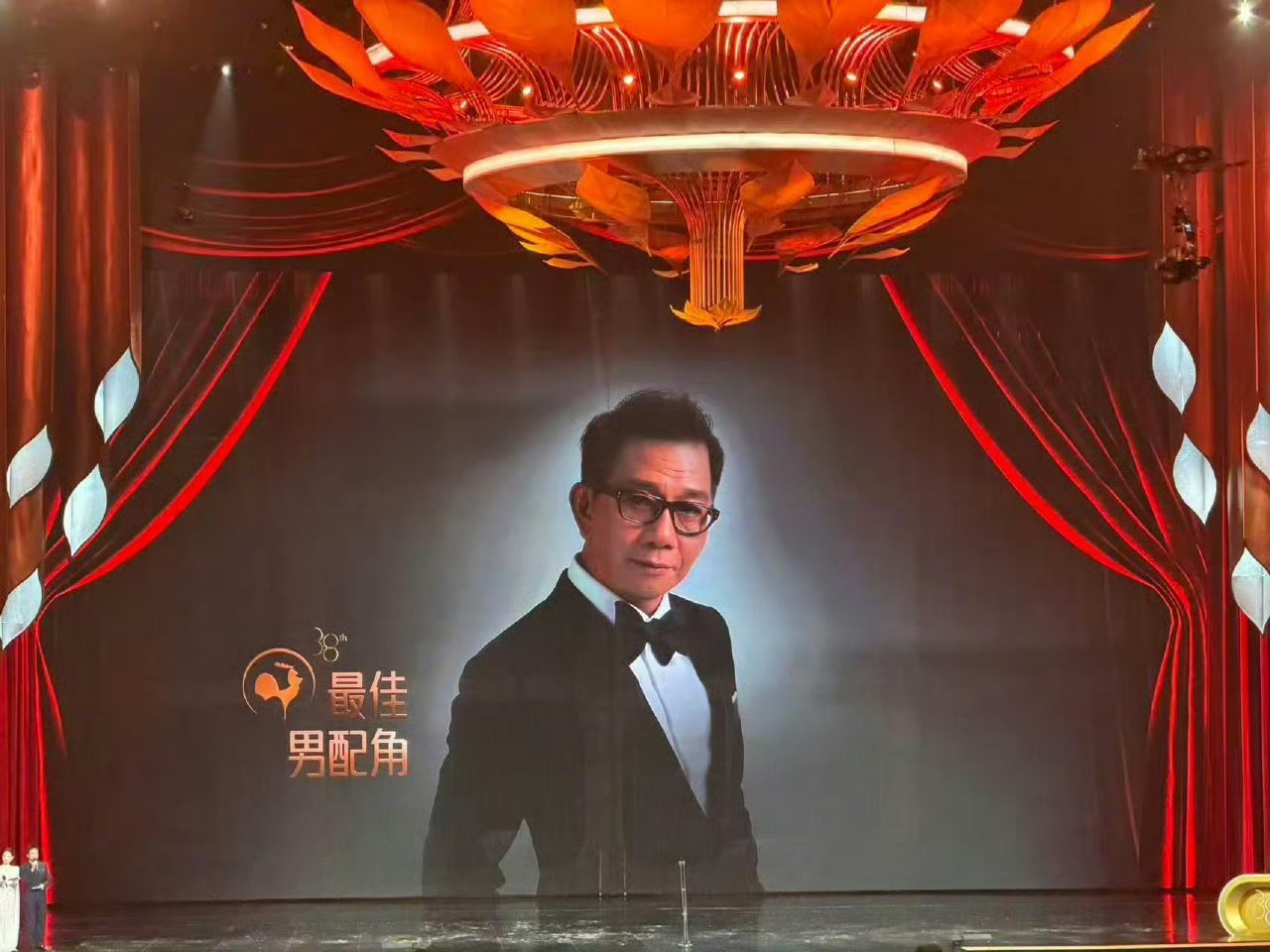 第38届中国电影金鸡奖最佳男配角｜袁富华（《水饺皇后》饰演糖水伯）最佳女配角丨钟