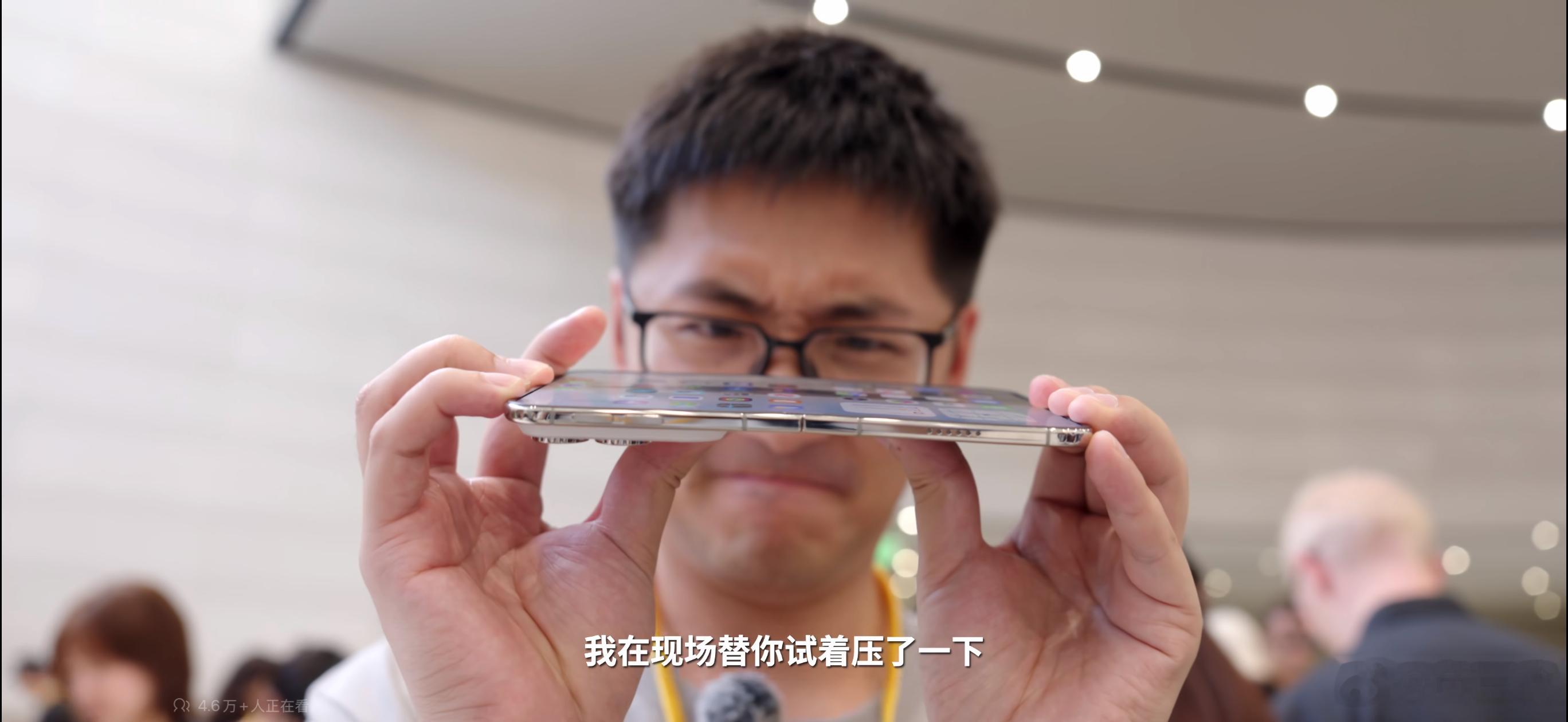 影视飓风Tim反掰iPhoneDuo被质疑折叠屏本来就是比较脆弱的东西，iPho