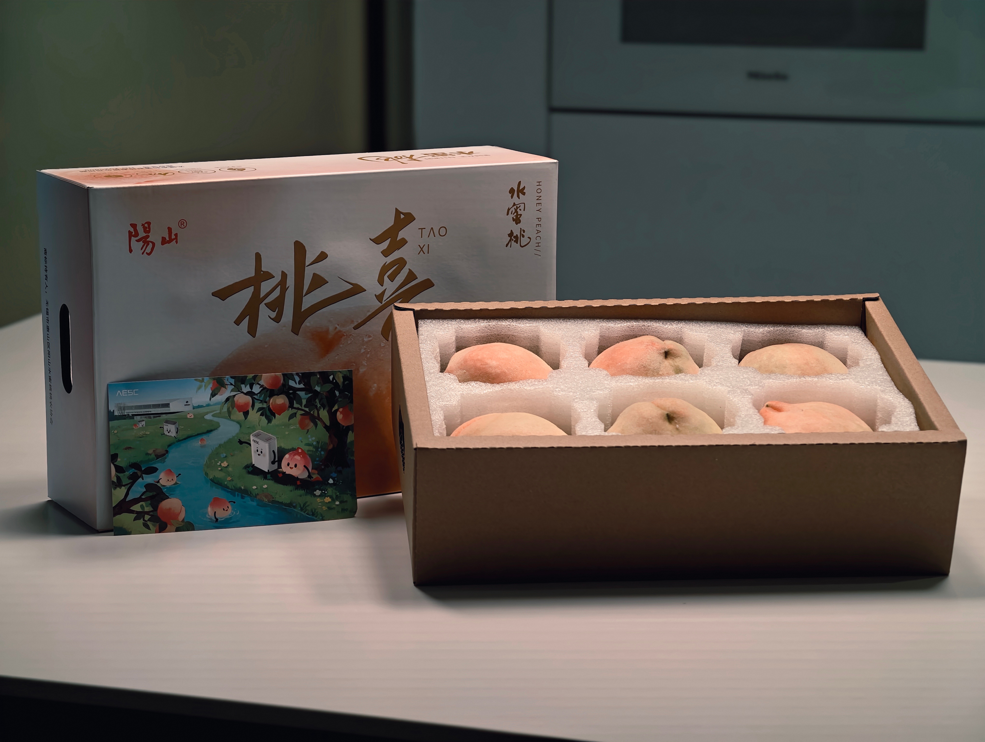 感谢的桃子。电芯和水蜜桃牵手，都来自原产地无锡。远景在江阴、法国杜埃，美国南卡的