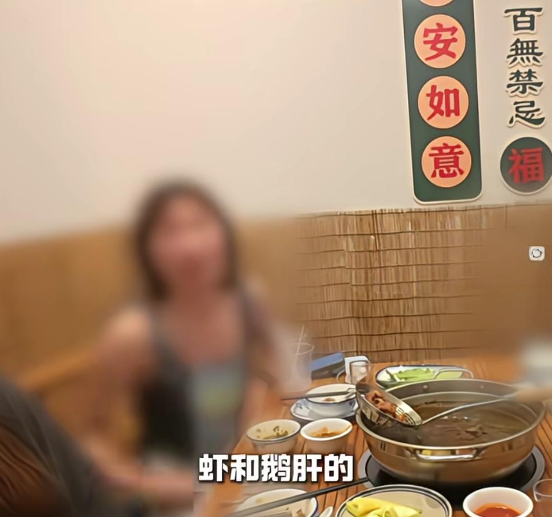 几名游客嫌弃潮汕火锅口味偏淡，欲写5000字差评，店家无奈全额免单。女游客称：“