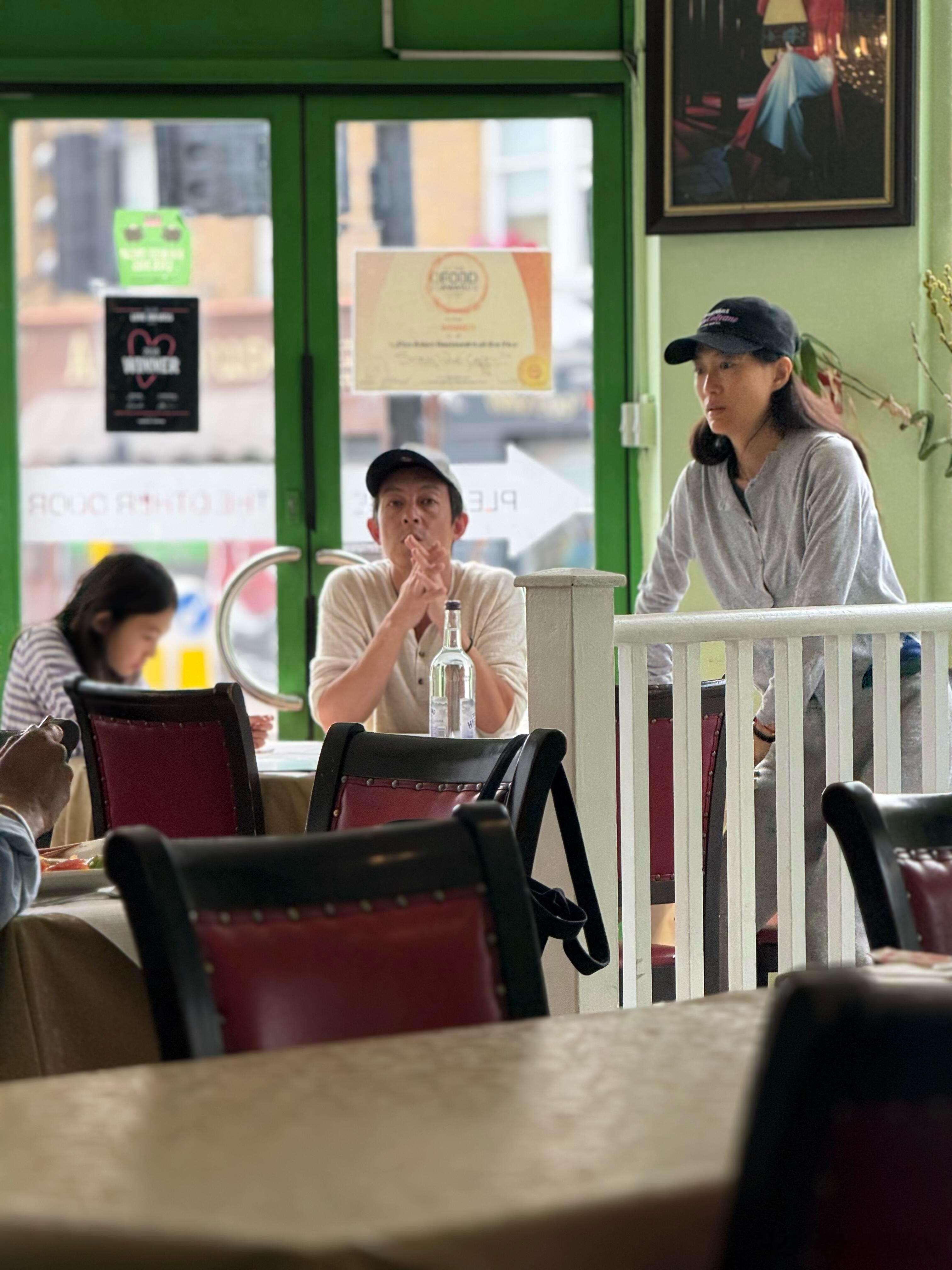 偶遇陈冠希一家吃越南菜网友英国偶遇陈冠希一家三口 偶遇一家三口，那属实很幸运了 