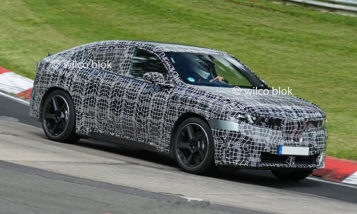 新世代的BMW iX4纽北测试中，看这个侧面的溜背造型很舒展，车身重心也低了不少