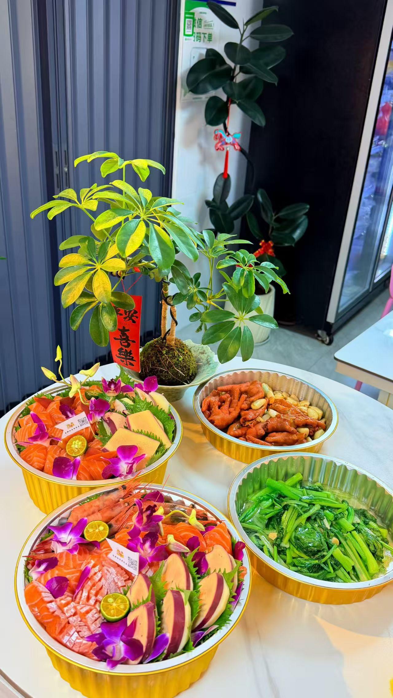新年餐桌上的美味佳肴，色彩缤纷，福气满满。