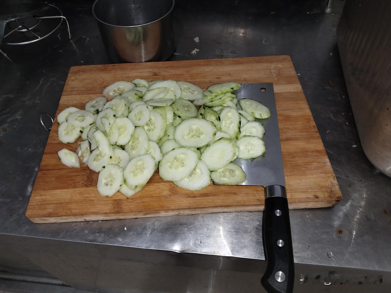 今天中午吃什么菜好呢？
我去超市逛了一圈，决定做肉炒黄瓜！
我不能吃生黄瓜，上次