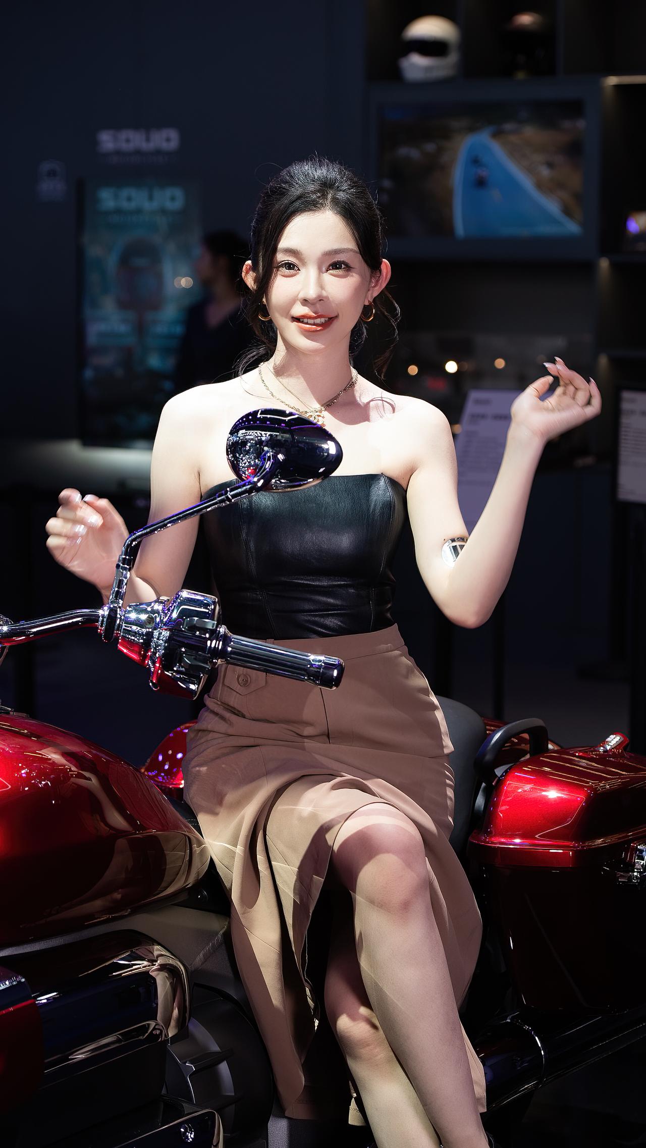 成都车展模特小石头车展现场美照 车展会车模 美女车展模特