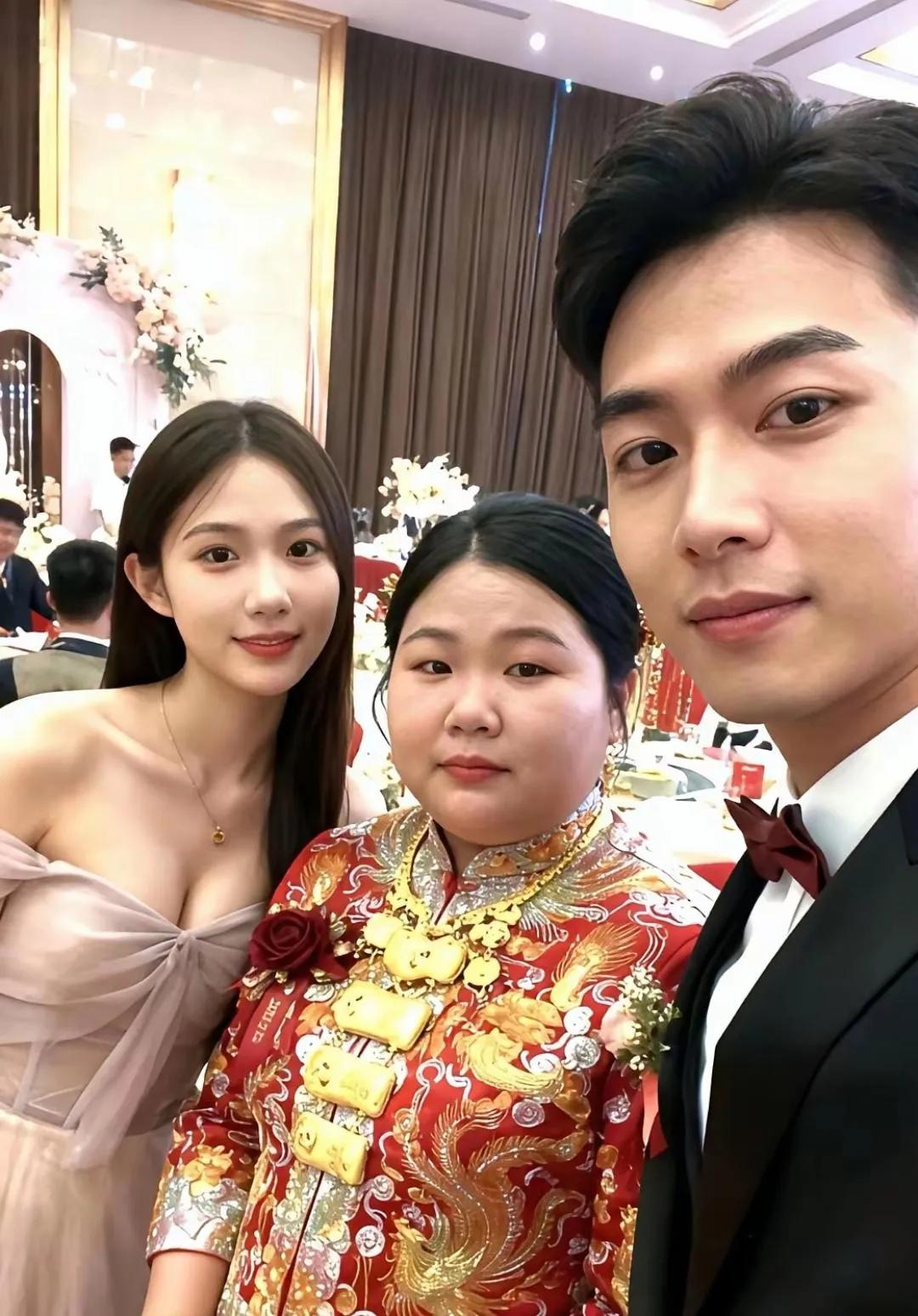 我觉得新郎和伴娘挺般配的，可惜新娘不是她。或许这就是命运的安排，爱情从来都是这样