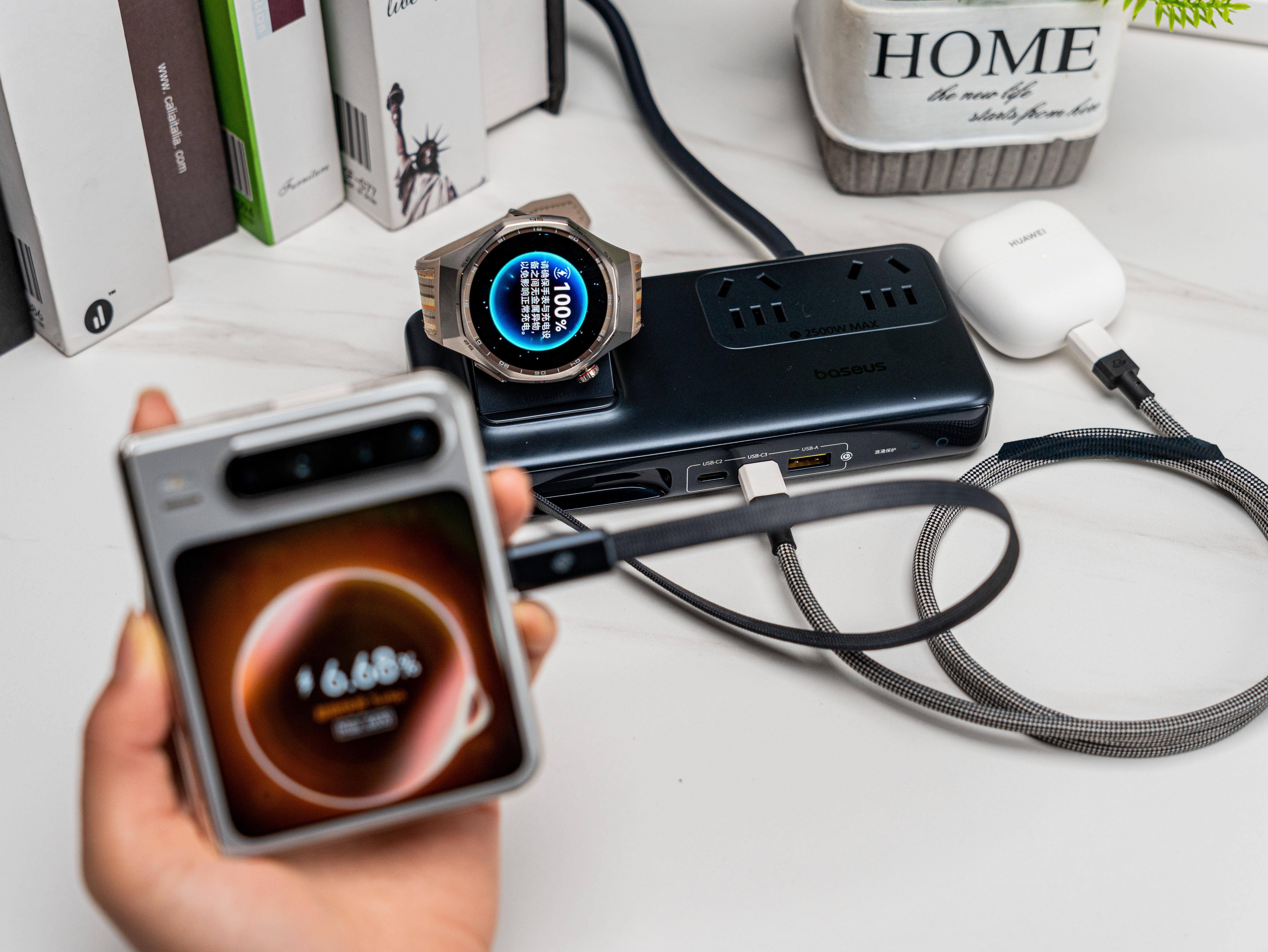 充电线缠成一团乱麻，华为手机、平板、手表排队等充电。作为每天要同时给多个设备续命