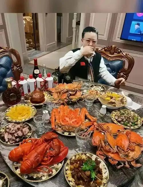 71岁王晶在深圳豪华酒店吃大餐，身边坐着两位美女，去敬酒的人全都在点头哈腰。谁说