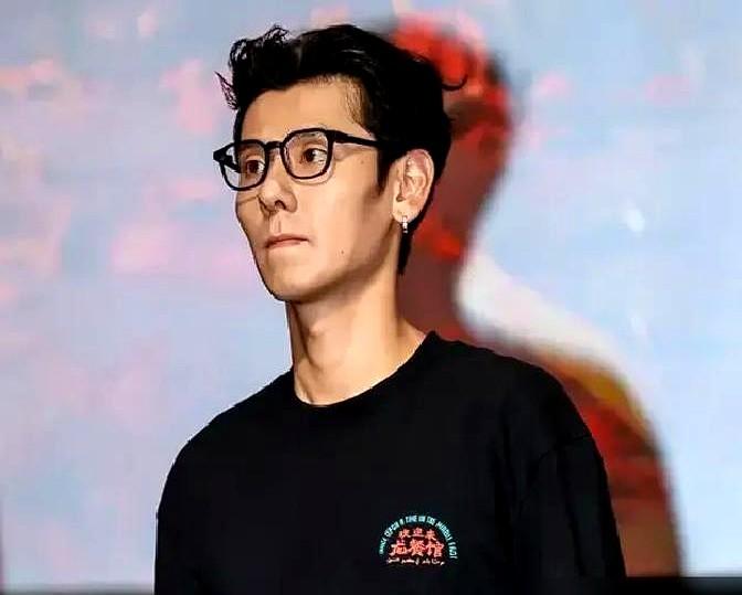 镜头死死咬住他，中英阿三语无缝切，手里还玩着魔术点菜，一镜到底直接把监视器前的人