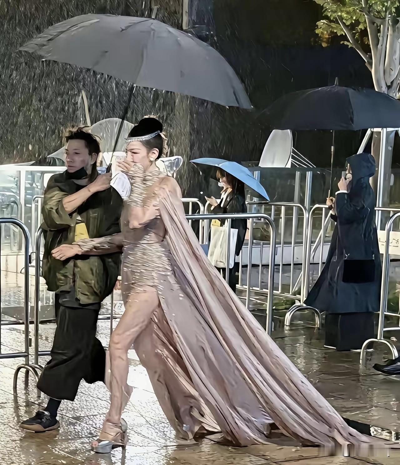 今年Vogue红毯上热巴雨中嘴衔蝴蝶美出圈，但有几个问题来了：
1. 当时下着滂