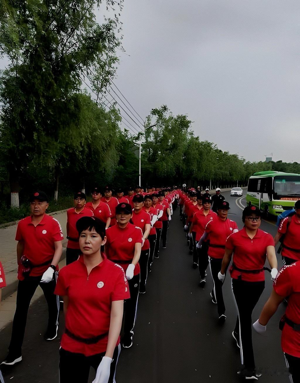 我尊重每一个热爱运动、追求健康的人，但有些操作的确是让人哭笑不得。
占满机动车道