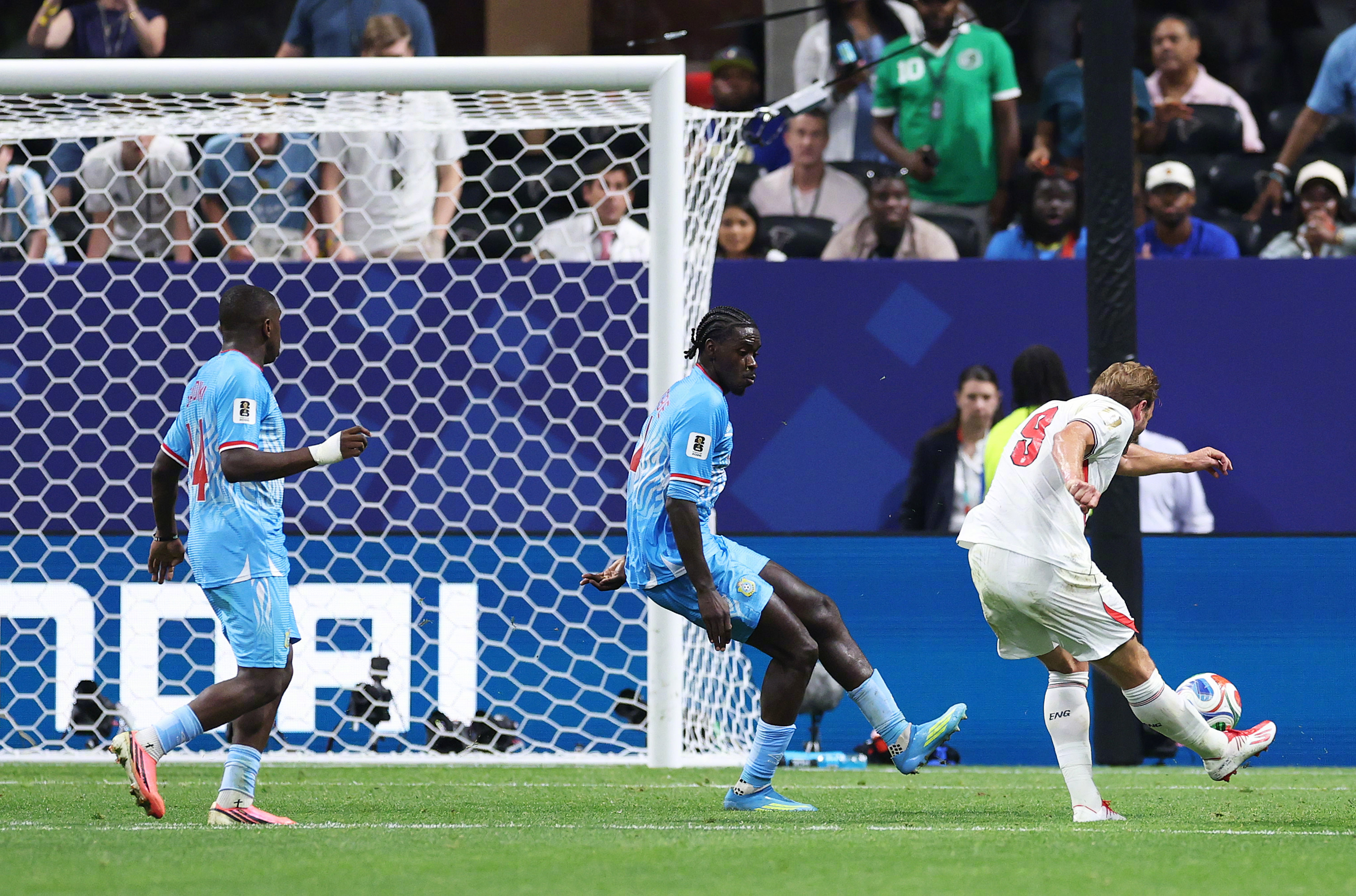 英格兰 2-1 民主刚果第86分钟，戈登分球，凯恩禁区内抽射破门 英超联赛 世界