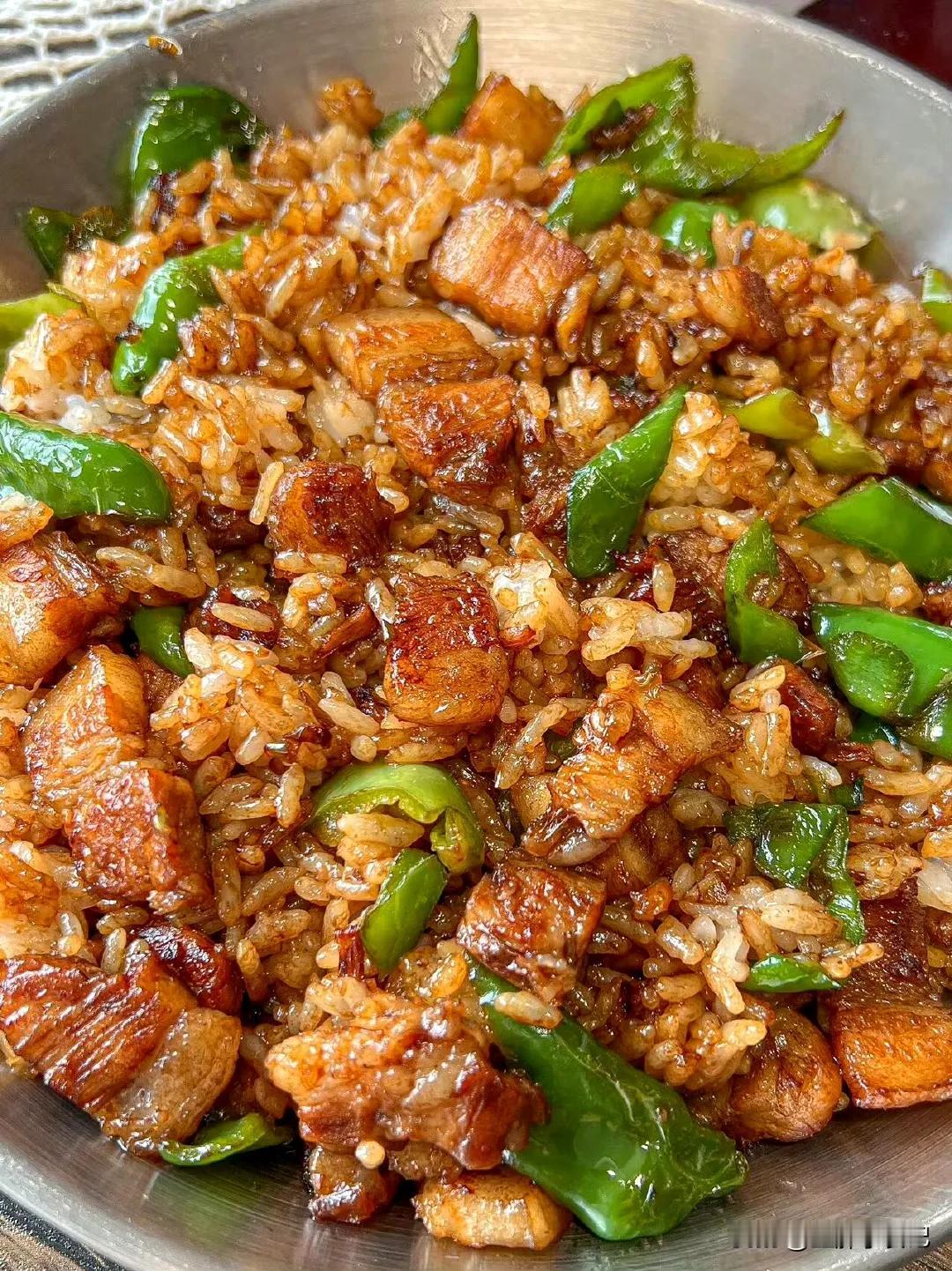 碳水脑袋看过来！
这个回锅肉炒饭真的超香，吃一次忘不掉那种～

🔅准备食材
五