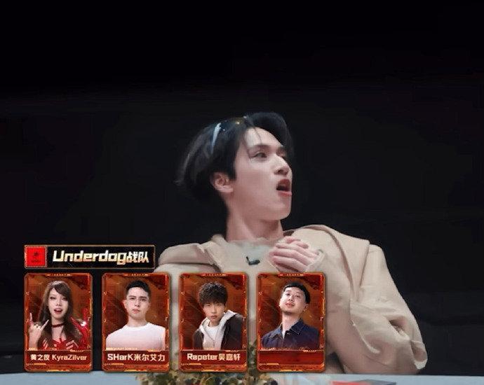 谁研究的这个严浩翔啊 严浩翔获得第一的小表情 严浩翔获得第一的小表情，小嘴一噘就
