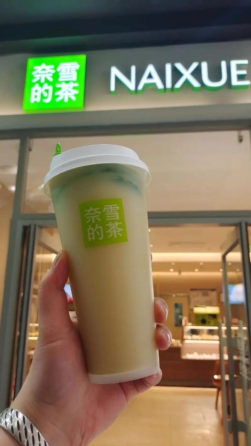 奈雪的茶终于碾压了一回蜜雪冰城，不是营收，不是门店数，更不是市值，而是他的亏损金