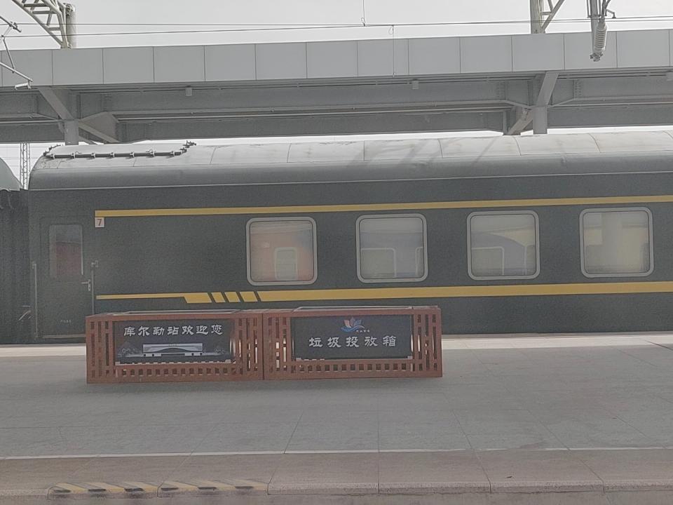列车一路向西到库尔勒站，马上就要抵达火热的吐鲁番。心里不由得想起那首歌《吐鲁番的