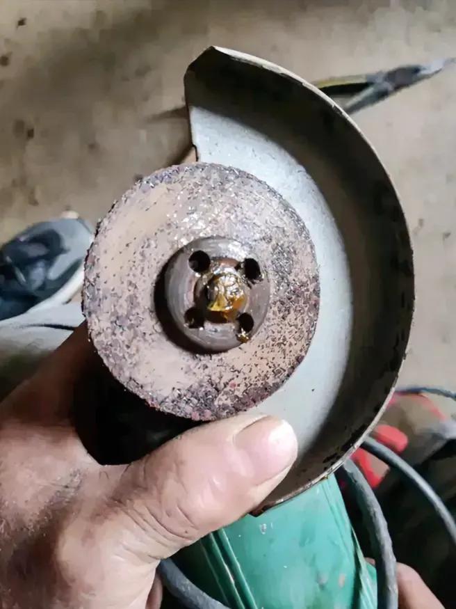 一朋友在更换角磨机切割片时，遭遇了螺丝异常紧固的难题，他焦急地说道，那顽固的螺丝