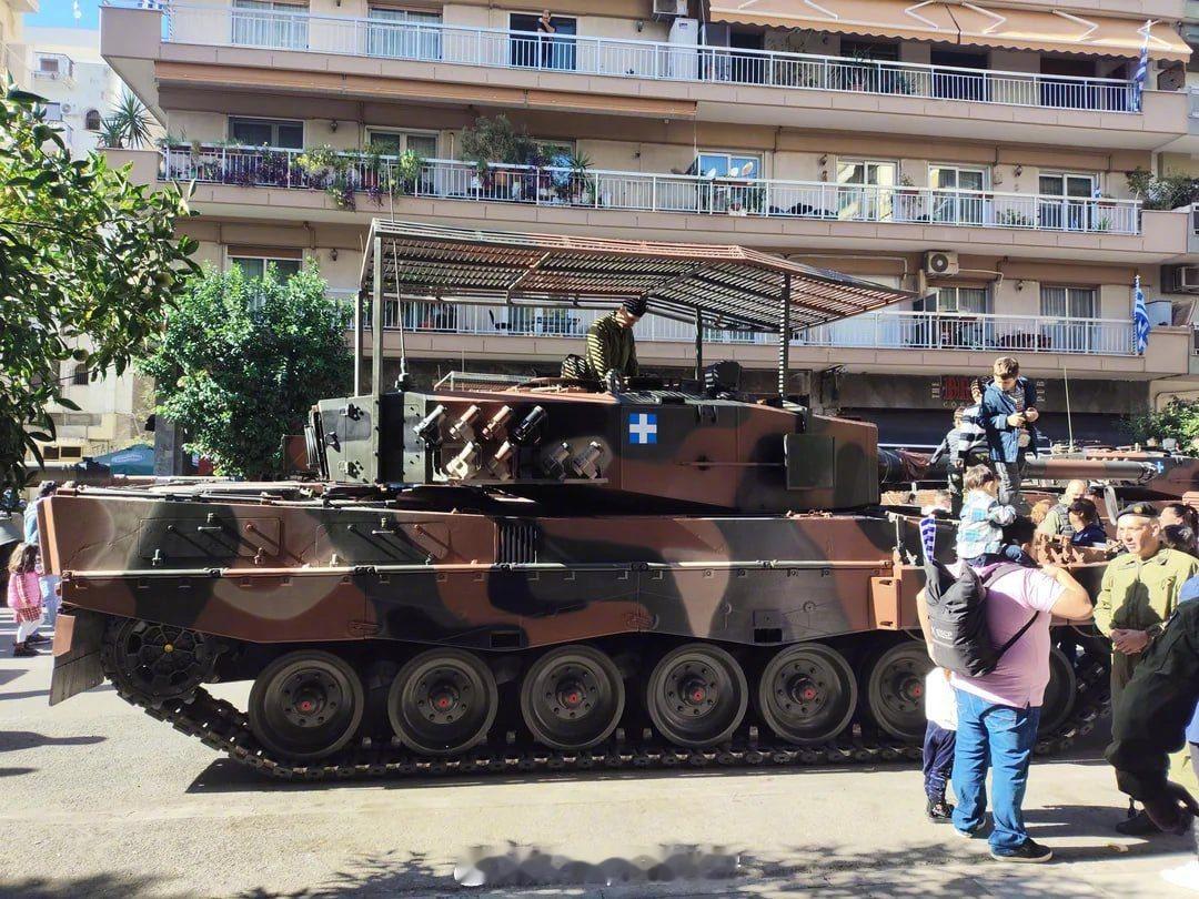 兵器影像[超话] 配备反无人机网的希腊陆军豹2A4坦克 ​​​