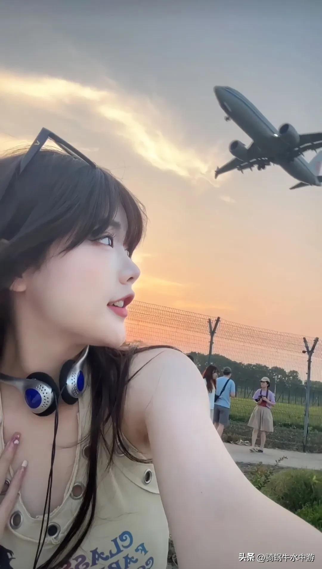 夕阳下的少女，耳机里播放着自由的歌，飞机飞过，心跟着飞翔。