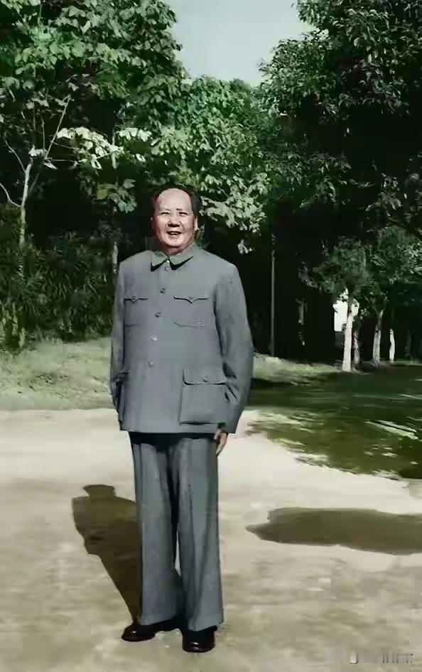  身姿风骨，巍然挺拔
无论是青年奔走救国、长征路上跋涉，还是天安门宣告建国，毛主