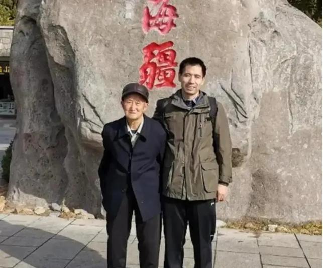 1979年，46岁光棍收养2月大男婴，含辛茹苦把他养大，40年后，男孩成为上校军