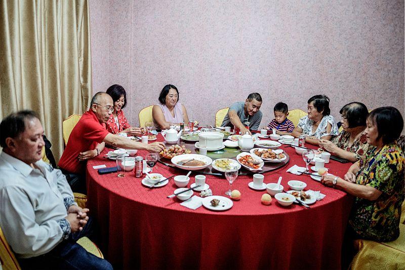 亲戚家的饭馆应该免费吃吗 亲戚家的饭馆应该免费吃吗当然不应该，餐馆经营的顺逆，和
