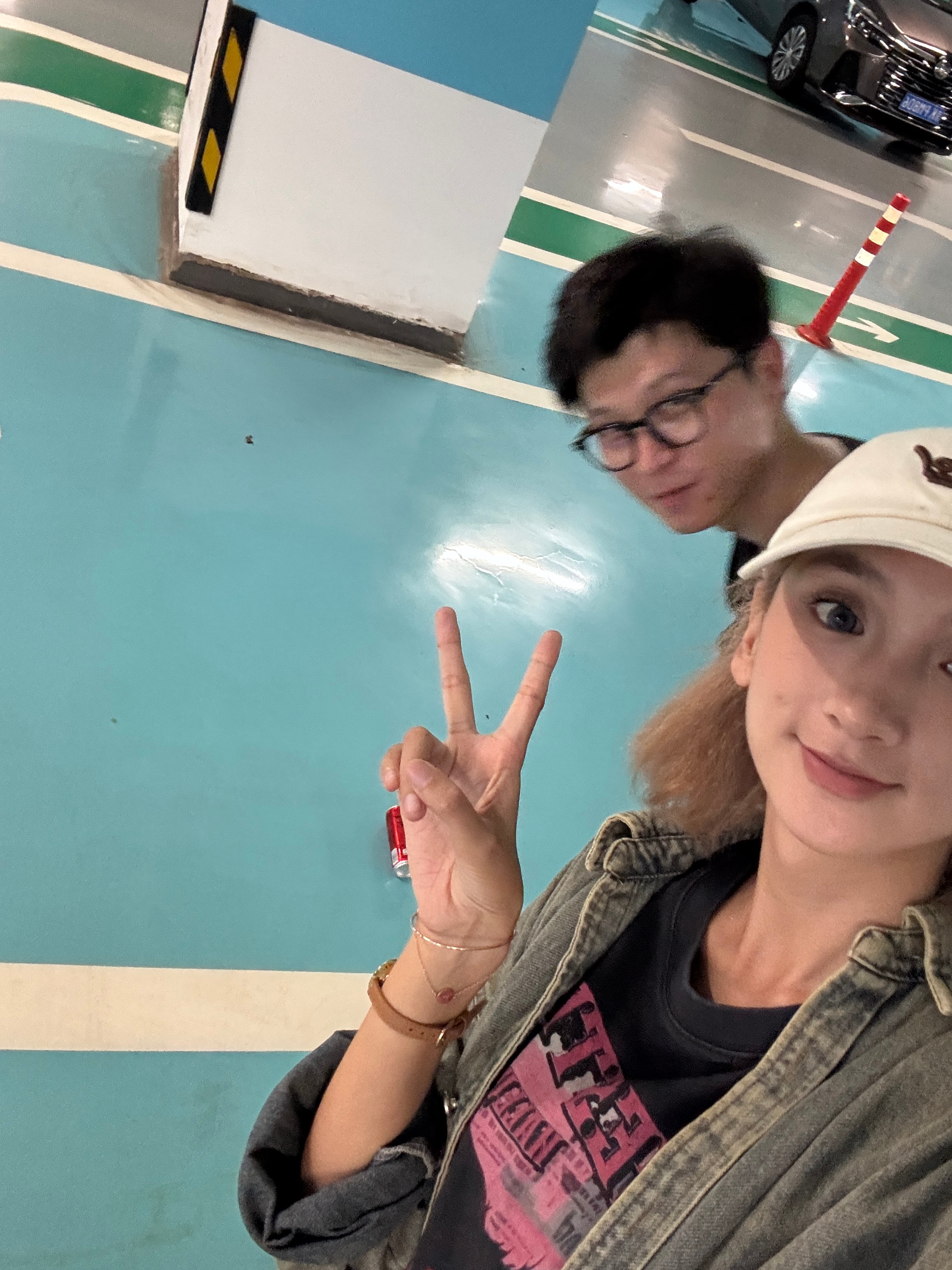 上次跟csy在地库合影还是在懂车帝天使大厦好多好多好多年了我们也 ​​​