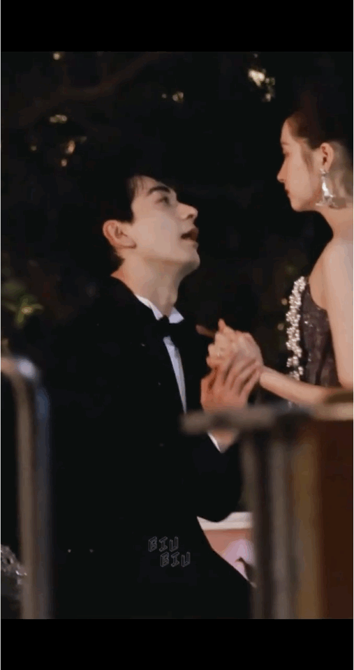 关晓彤陈星旭红掌婚礼比真结婚还全 陈星旭喝醉之后撒娇的路透太有反差感了，平日里沉