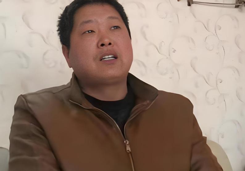 河南郸城的退伍军人仵瑞华在街头修了二十多年水电，47岁那年去镇政府溜达，竟在公告