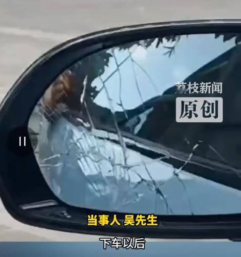“人狂必有天收！”云南腾冲，一男子开车自驾游时因为按喇叭超车了前方的摩托车，结果