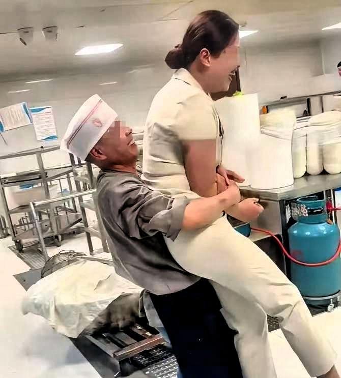 4月25日，河北邯郸一家小饭庄火了——不是因为菜香，而是因为后厨上演了一出“男女